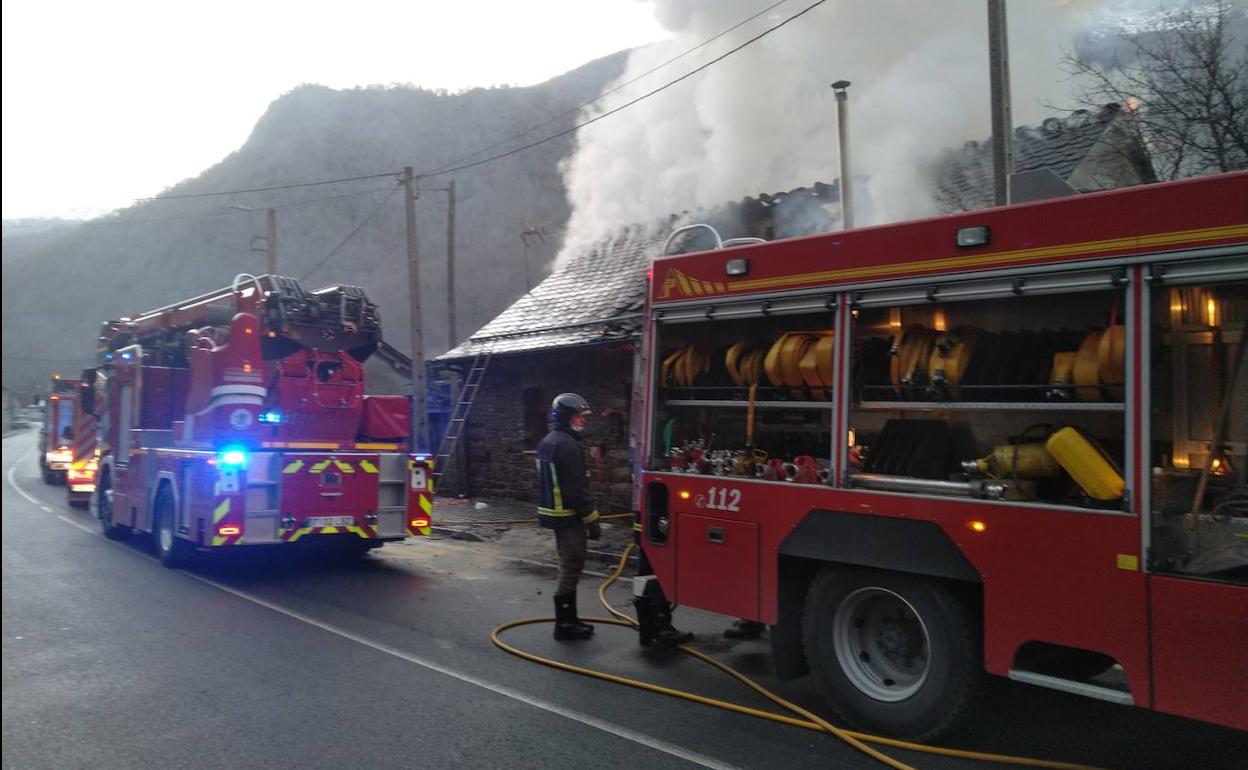 Una de las intervenciones realizadas en la mañana de este domingo por los retenes de los Bomberos de Ponferrada.