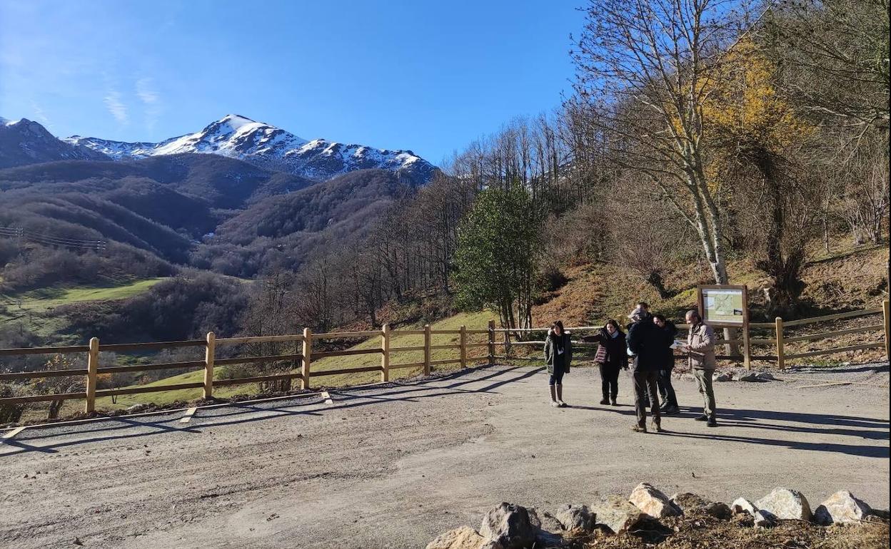 El objetivo de este aparcamiento es dar acceso a la senda de La Pica Ten preparada para personas de cualquier condición física y coronada por un mirador desde el que se observa casi todo el valle.