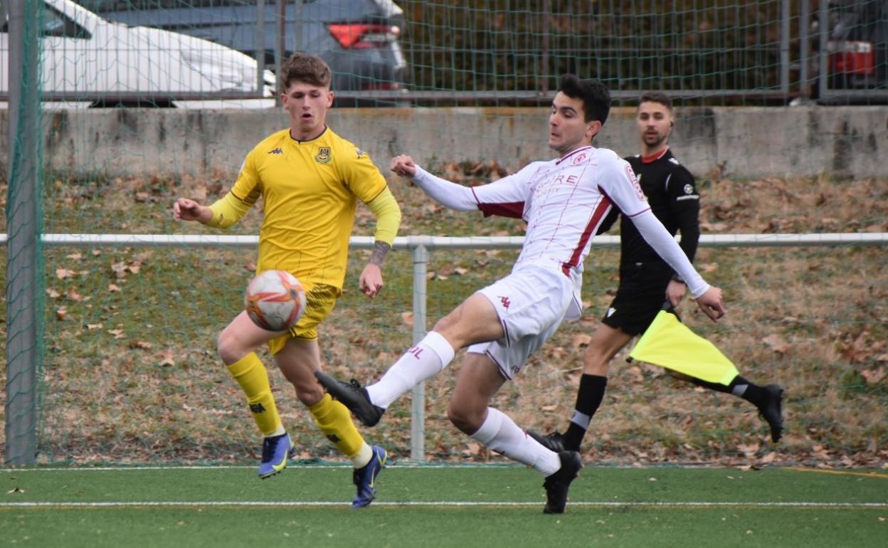 La Cultural ha cerrado el año con un xxxx. En la imagen, el lateral culturalista Edu frena un ataque alfarero.