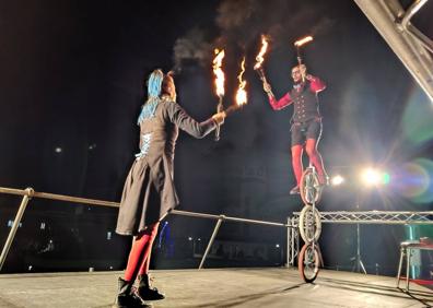 Imagen secundaria 1 - Un espectáculo de circo acompañó la bajada de Papá Noel por la fachada.