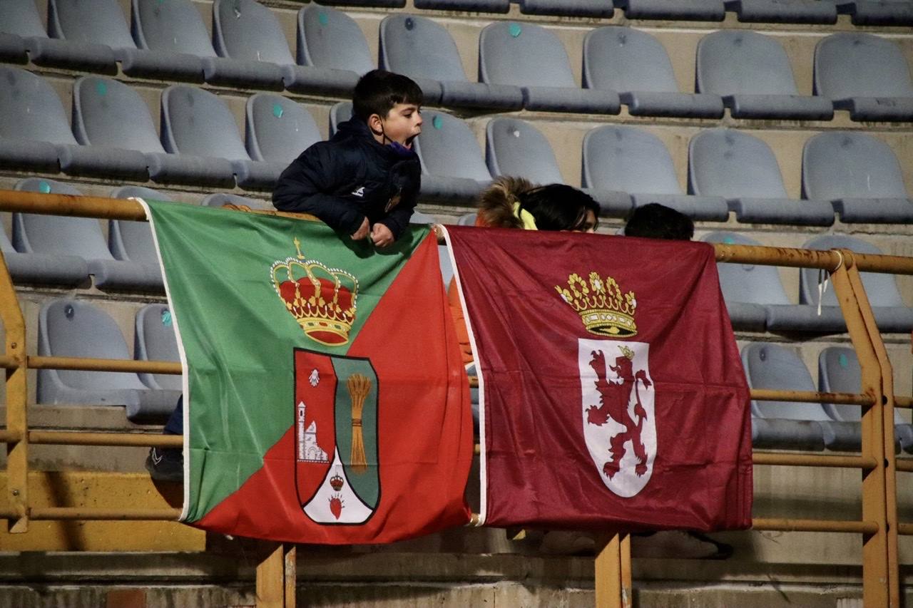 El conjunto leonés disputa el último partido de 2021 ante el líder del grupo 1 de la Primera RFEF en el Reino de León.