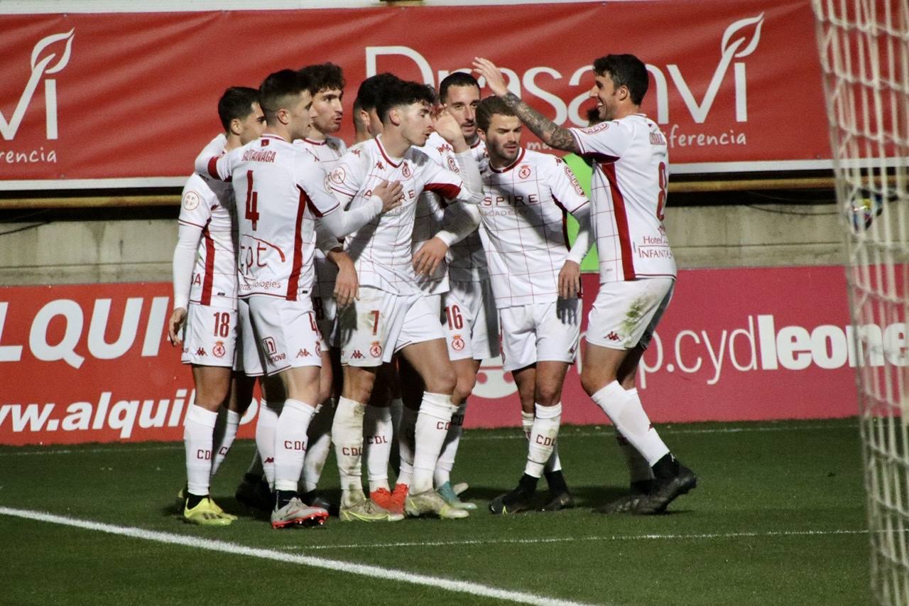 El conjunto leonés disputa el último partido de 2021 ante el líder del grupo 1 de la Primera RFEF en el Reino de León.