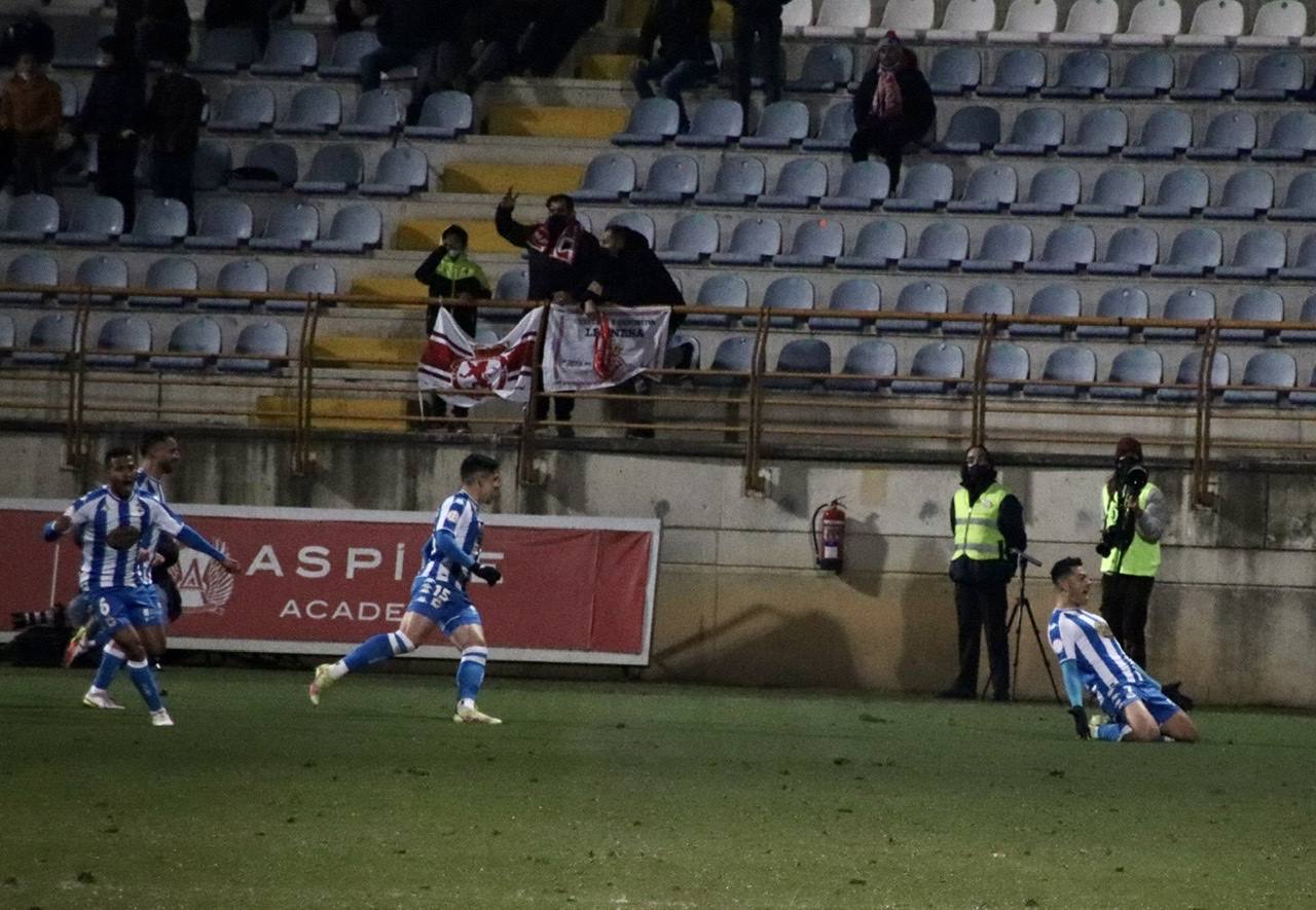 El conjunto leonés disputa el último partido de 2021 ante el líder del grupo 1 de la Primera RFEF en el Reino de León.