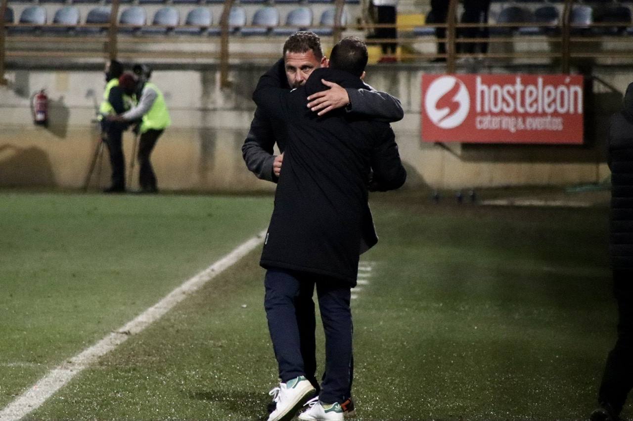 El conjunto leonés disputa el último partido de 2021 ante el líder del grupo 1 de la Primera RFEF en el Reino de León.