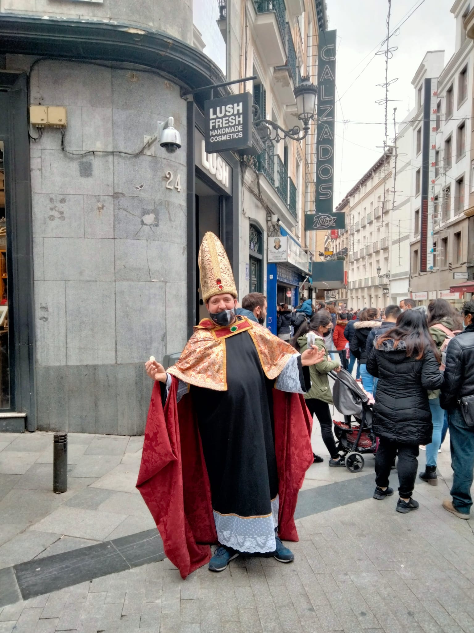 El obispo de la lotería vuelve a la céntrica administración madrileña para bendecir décimos.