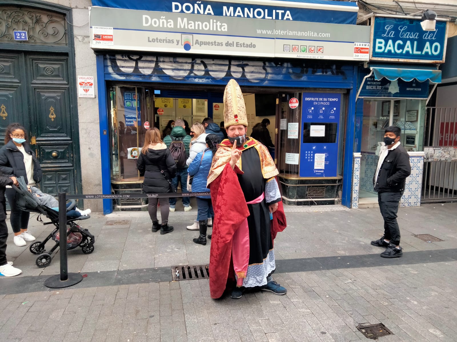 El obispo de la lotería vuelve a la céntrica administración madrileña para bendecir décimos.