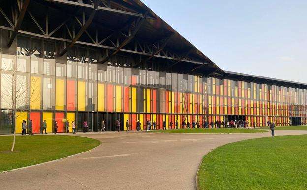 Varios docentes relatan que han acudido en balde al Palacio de Exposiciones después de que se les negara la tercera dosis por contar con una pauta previa con primera dosis de AstraZeneca y segunda de Pzifer.