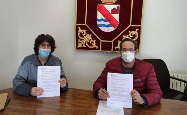 José Alberto Martínez (d), alcalde de Mansilla Mayor.