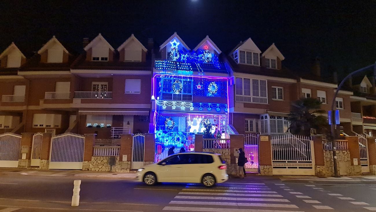 Miles de luces convierten a una vivienda de San Andrés del Rabanedo en escenario de peregrinaje para los amantes de la Navidad | Situada en el entronque de la Avenida Párroco Pablo Diez con la Calle Antonio Vázquez Fernández su presencia es todo un brindis navideño. 