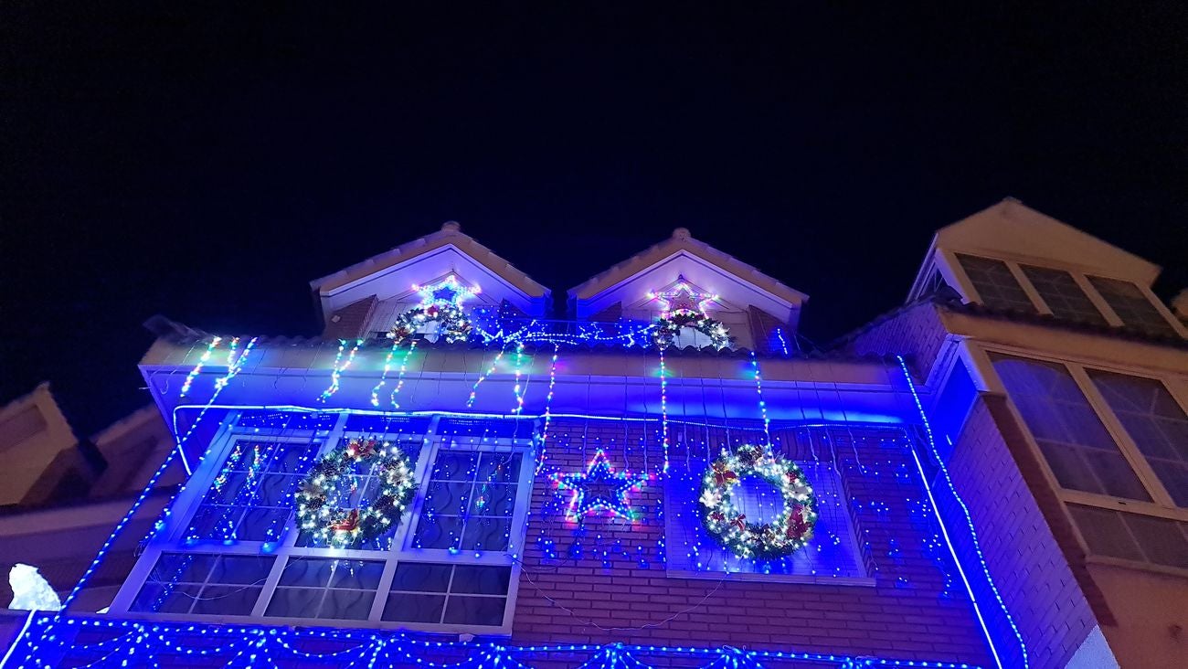 Miles de luces convierten a una vivienda de San Andrés del Rabanedo en escenario de peregrinaje para los amantes de la Navidad | Situada en el entronque de la Avenida Párroco Pablo Diez con la Calle Antonio Vázquez Fernández su presencia es todo un brindis navideño. 