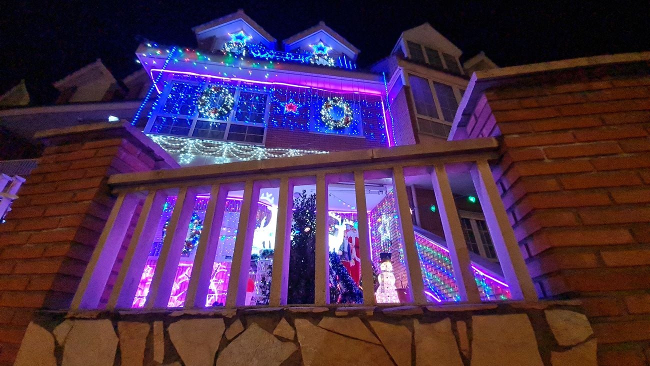 Miles de luces convierten a una vivienda de San Andrés del Rabanedo en escenario de peregrinaje para los amantes de la Navidad | Situada en el entronque de la Avenida Párroco Pablo Diez con la Calle Antonio Vázquez Fernández su presencia es todo un brindis navideño. 