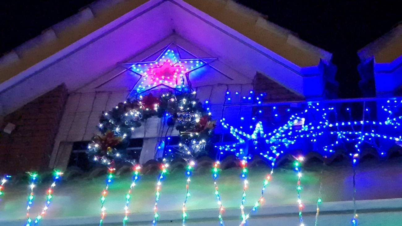 Miles de luces convierten a una vivienda de San Andrés del Rabanedo en escenario de peregrinaje para los amantes de la Navidad | Situada en el entronque de la Avenida Párroco Pablo Diez con la Calle Antonio Vázquez Fernández su presencia es todo un brindis navideño. 