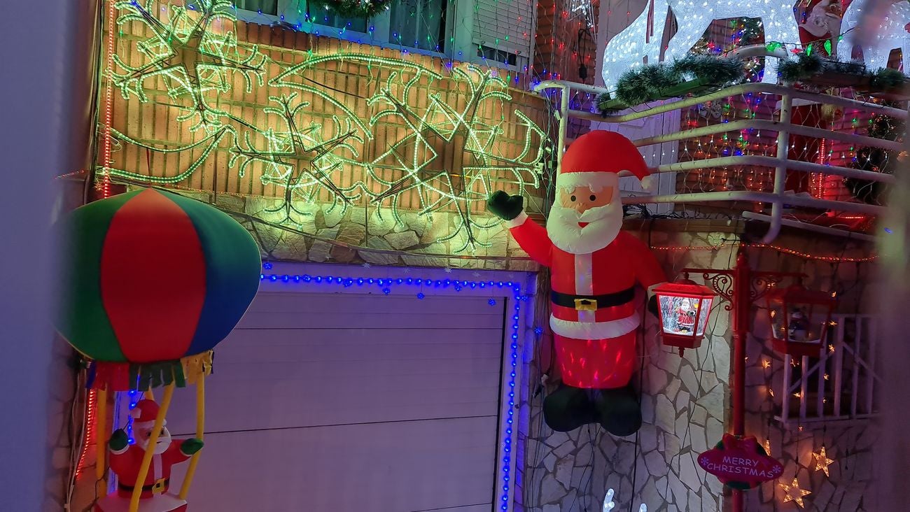 Miles de luces convierten a una vivienda de San Andrés del Rabanedo en escenario de peregrinaje para los amantes de la Navidad | Situada en el entronque de la Avenida Párroco Pablo Diez con la Calle Antonio Vázquez Fernández su presencia es todo un brindis navideño. 