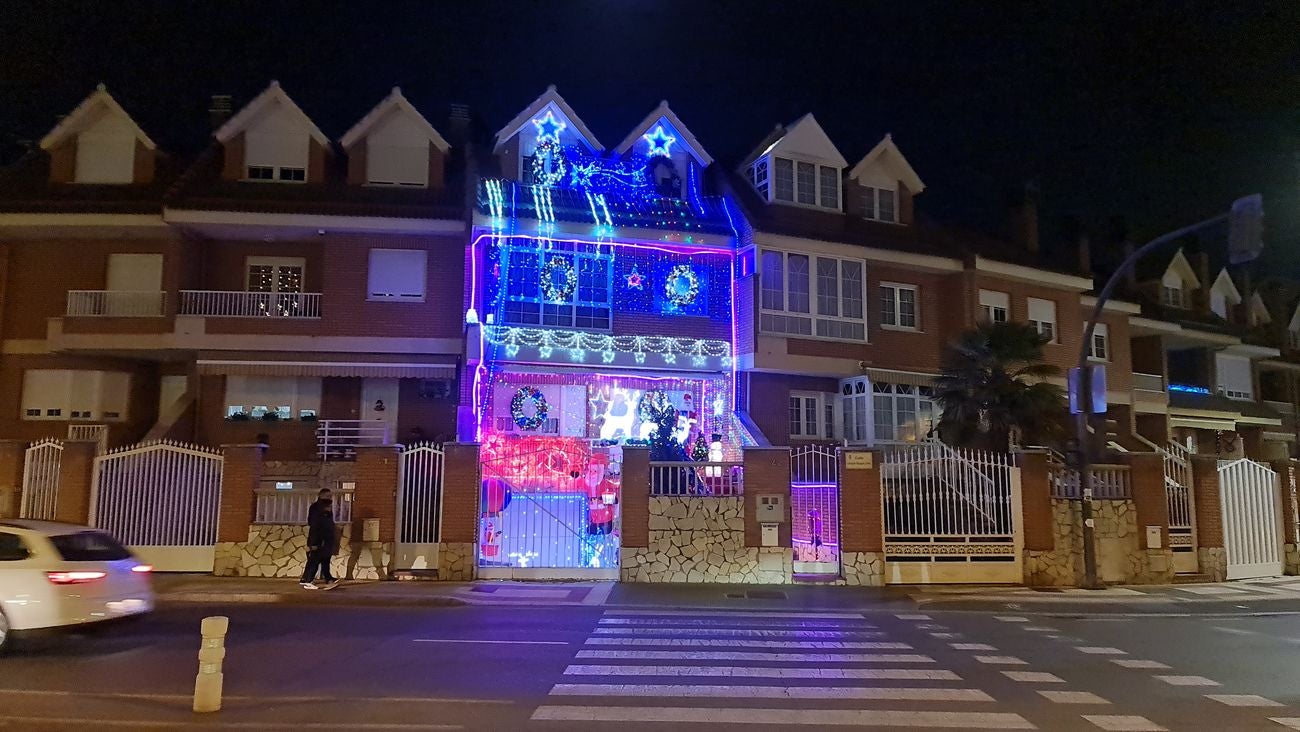 Miles de luces convierten a una vivienda de San Andrés del Rabanedo en escenario de peregrinaje para los amantes de la Navidad | Situada en el entronque de la Avenida Párroco Pablo Diez con la Calle Antonio Vázquez Fernández su presencia es todo un brindis navideño. 