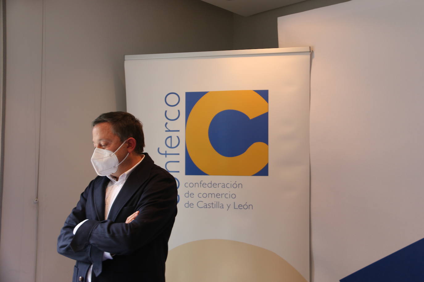 El presidente de COFERCO, Adolfo Saiz (I) y el presidente de León es Comercio, Octavio Fernández (D), informan sobre la Junta de Representantes de la Confederación de Comercio de Castilla y León.