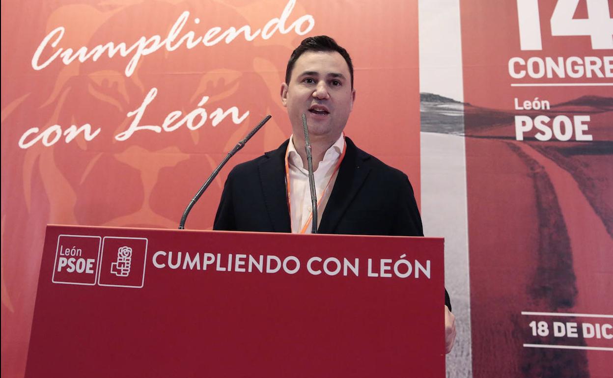 El secretario provincial del PSOE en León, Javier Alfonso Cendón, durante el 14º Congreso Provincial del PSOE de León celebrado este sábado.