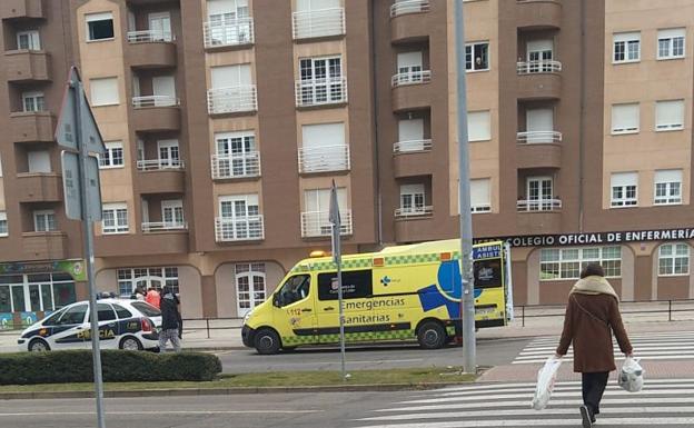 Efectivos de Emergencias, este lunes, durante un incidente sanitario tras precipitarse una mujer desde un cuarto piso en la Avenida de la Universidad.