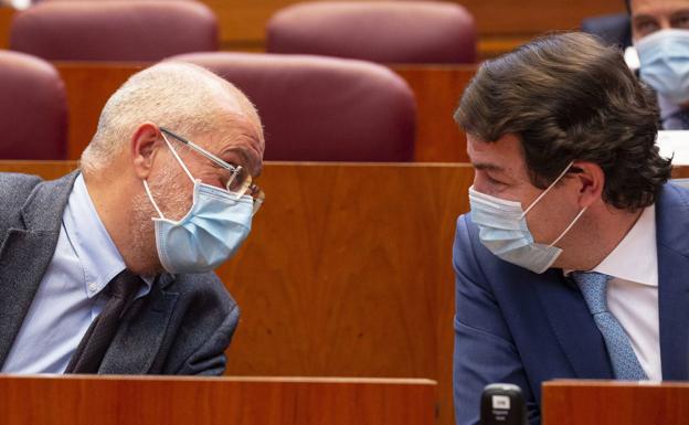 Francisco Igea y Alfonso Fernández Mañueco en un pleno de las Cortes de Castilla y León.