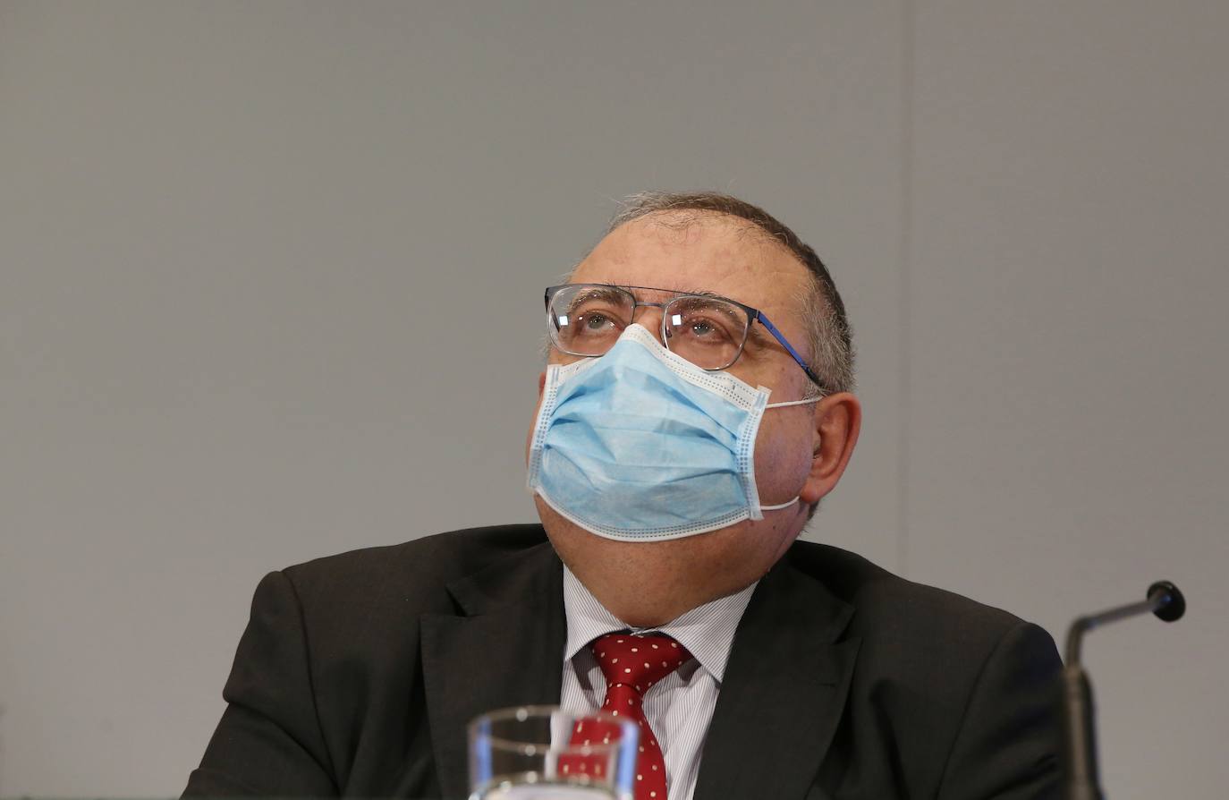 El consejero de Economía y Hacienda y portavoz de la Junta, Carlos Fernández Carriedo, y el consejero de Sanidad, Alejandro Vázquez, comparecen en rueda de prensa posterior al Consejo de Gobierno.