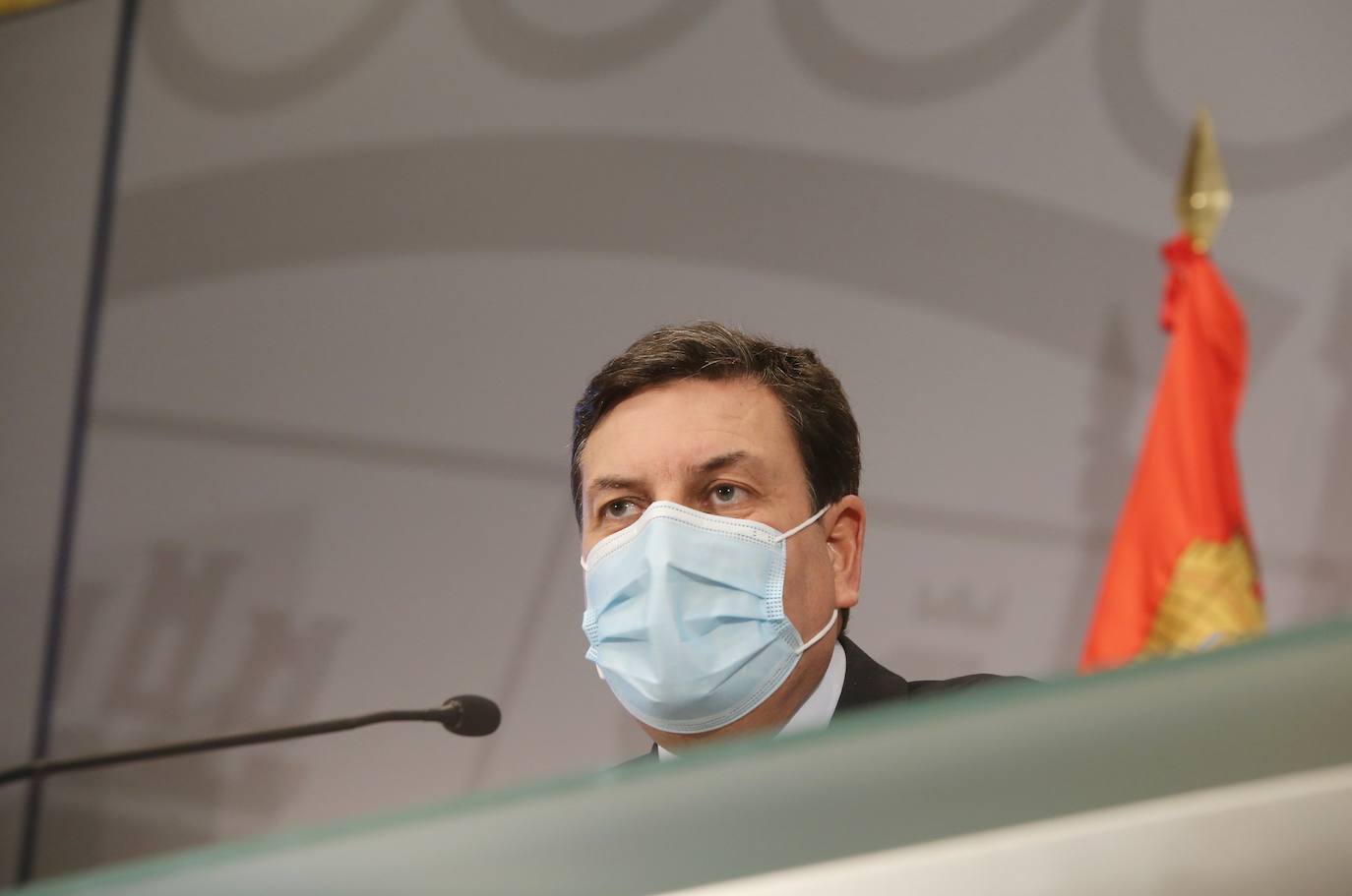 El consejero de Economía y Hacienda y portavoz de la Junta, Carlos Fernández Carriedo, y el consejero de Sanidad, Alejandro Vázquez, comparecen en rueda de prensa posterior al Consejo de Gobierno.