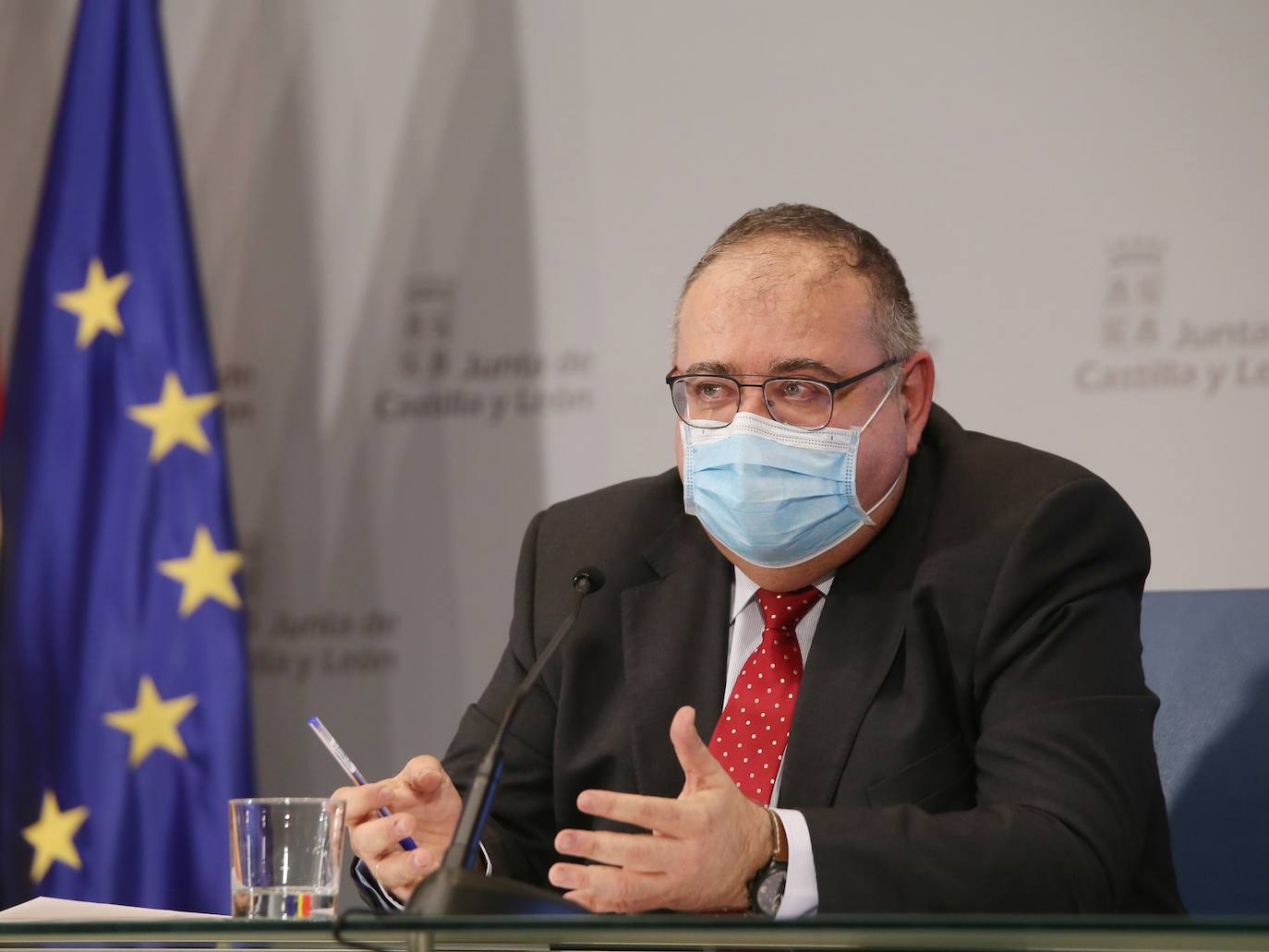 El consejero de Economía y Hacienda y portavoz de la Junta, Carlos Fernández Carriedo, y el consejero de Sanidad, Alejandro Vázquez, comparecen en rueda de prensa posterior al Consejo de Gobierno.