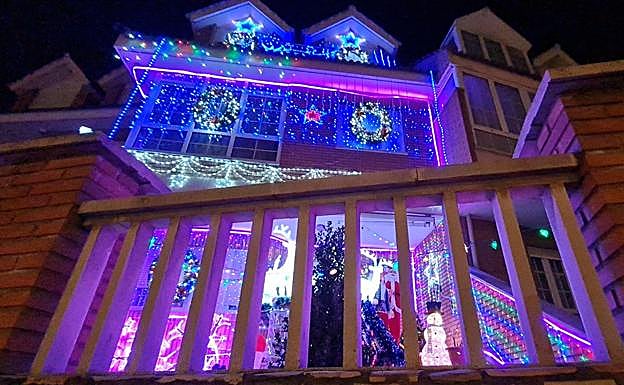 Galería. Imagen de la vivienda más iluminada de León y su alfoz. Su atractivo es tal que cada día decenas de personas acuden a ver la iluminación. 