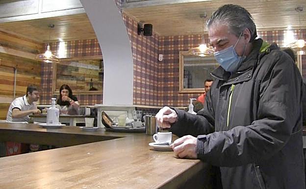 Los expertos proponen a la Junta prohibir el consumo en barra y adelantar el cierre del ocio nocturno a la 1