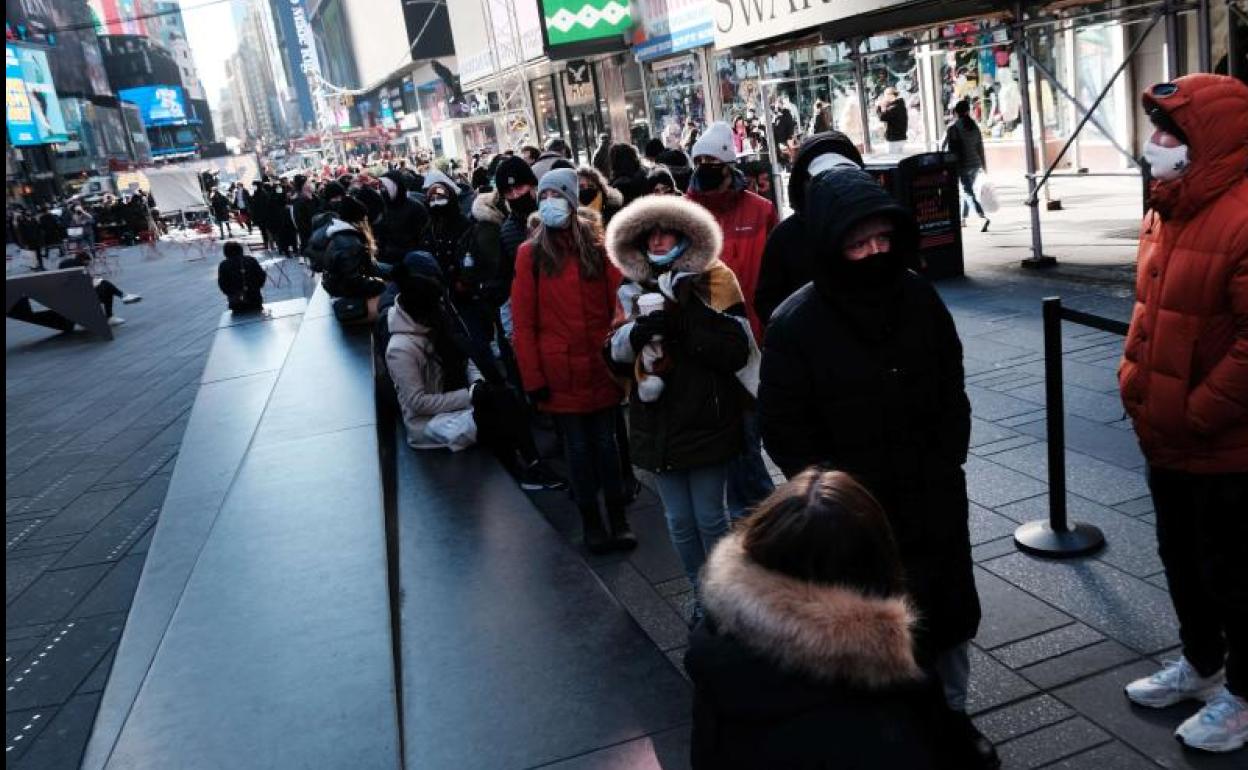 Times Square acogió grandes colas de ciudadanos para hacerse las pruebas.