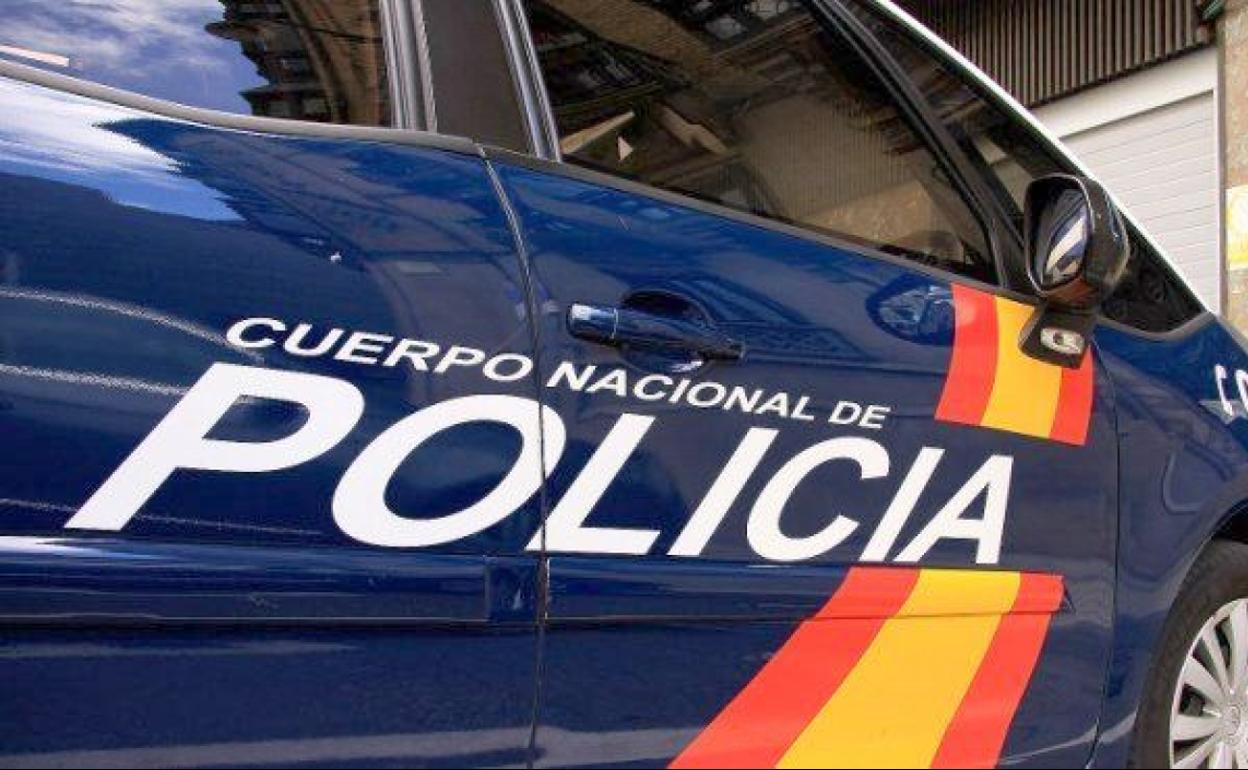 El detenido por efectivos de la Policía Nacional está acusado del robo en el interior de garajes. 