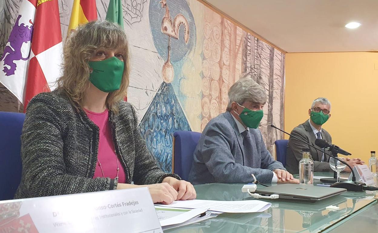 El Rector de la ULE, Juan Francisco García Marín y la Vicerrectora de Relaciones Institucionales y con la Sociedad, Mª Dolores Alonso-Cortes durante la presentación la 'Aceleradora de proyectos internacionales en materia aeroespacial'.