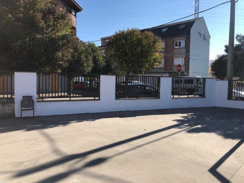 El Ayuntamiento ha eliminado las pintadas del muro perimetral del colegio público Jesús Maestro de Cuatrovientos.