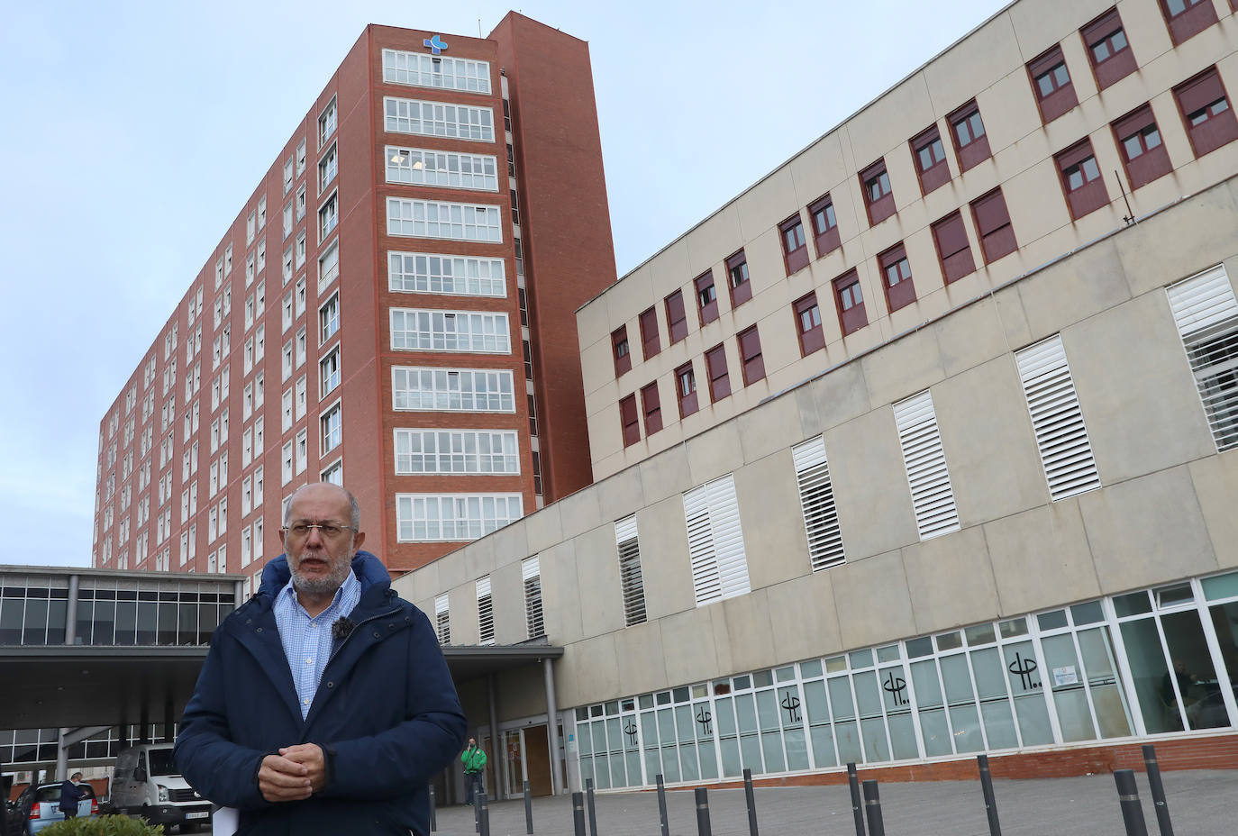 El ex vicepresidente de la Junta de Castilla y León visita las instalaciones del hospital en el que ha pedido su reingreso como médico.