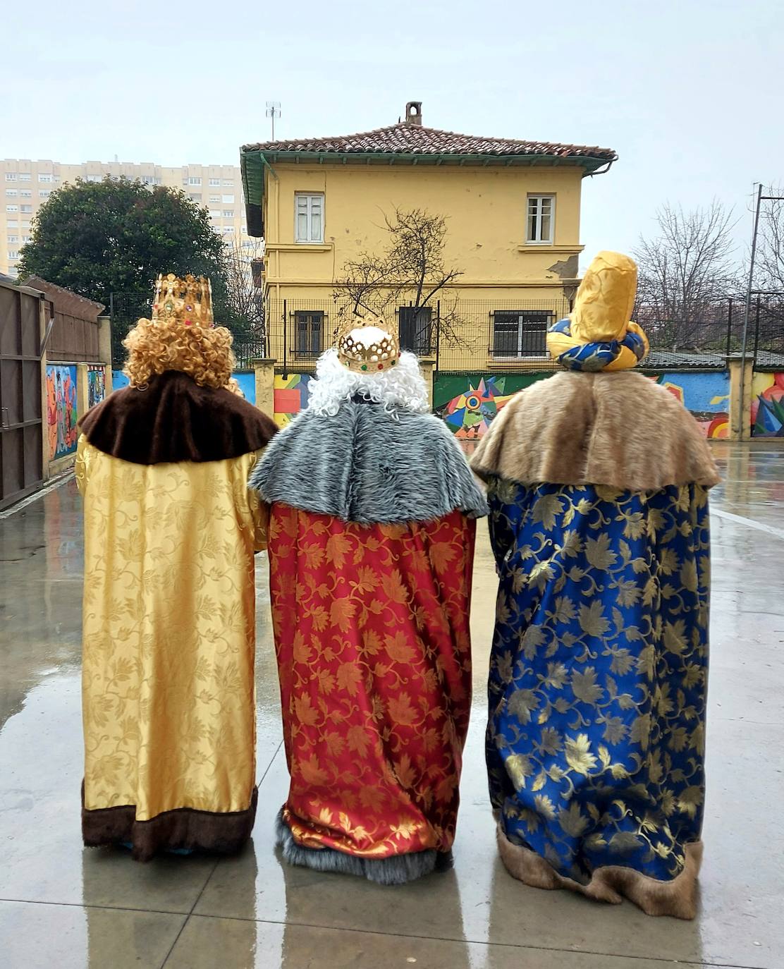 Sus Majestades han llenado de ilusión este centro educativo con regalos y alegría.