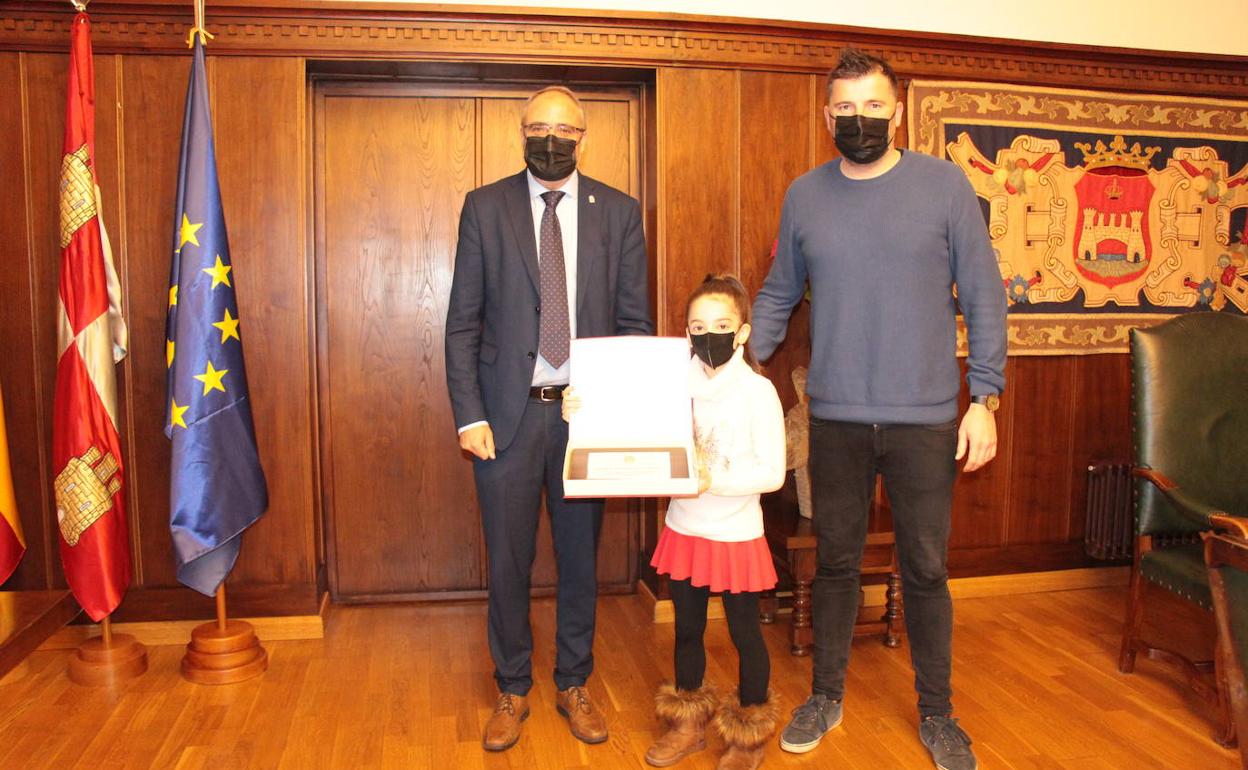 Nerea Rodríguez recibe la placa entregada por el Ayuntamiento de Ponferrada.