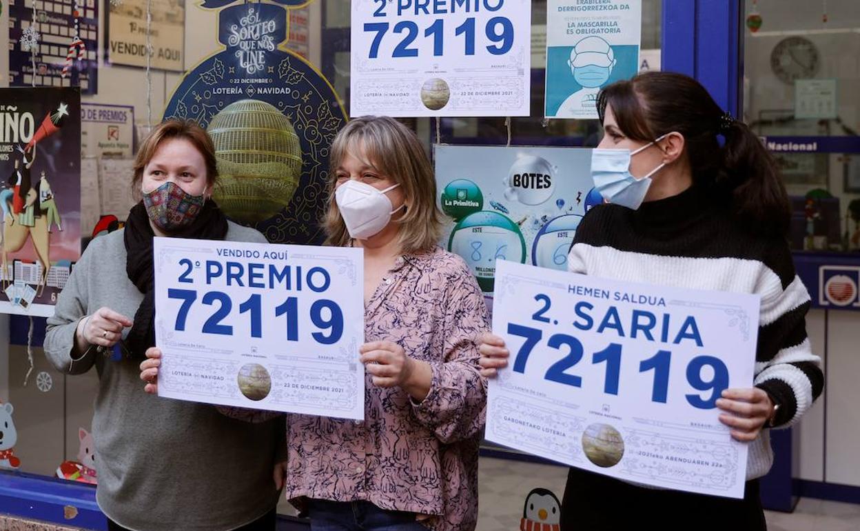 Empleadas de la administración de lotería Basauri que han vendido el segundo premio. 