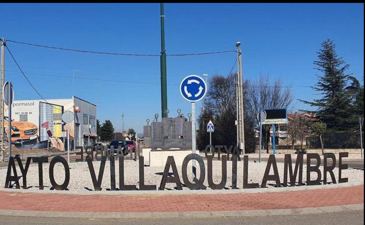 Señalética de el Ayuntamiento de Villaquilambreen una rotonda de entrada al municipio.