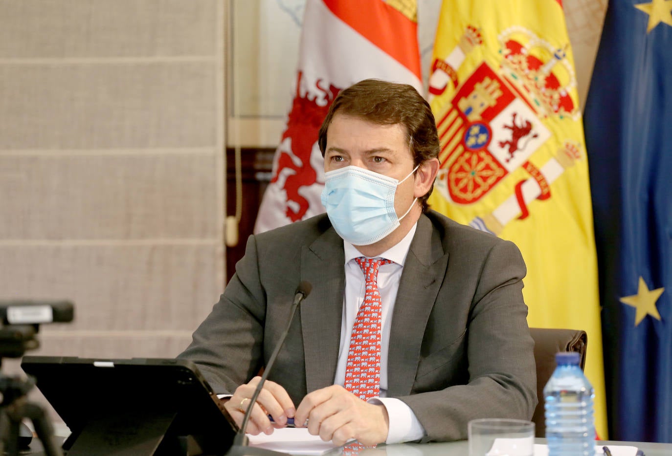 El presidente de la Junta de Castilla y León, Alfonso Fernández Mañueco, informa en rueda de prensa sobre la XXV Conferencia de Presidentes, que se celebra de forma telemática.