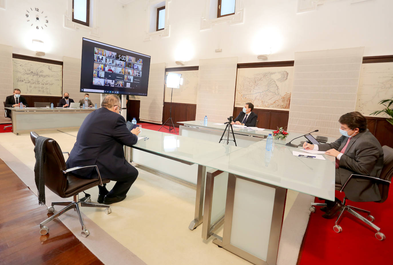 El presidente de la Junta de Castilla y León, Alfonso Fernández Mañueco, informa en rueda de prensa sobre la XXV Conferencia de Presidentes, que se celebra de forma telemática.