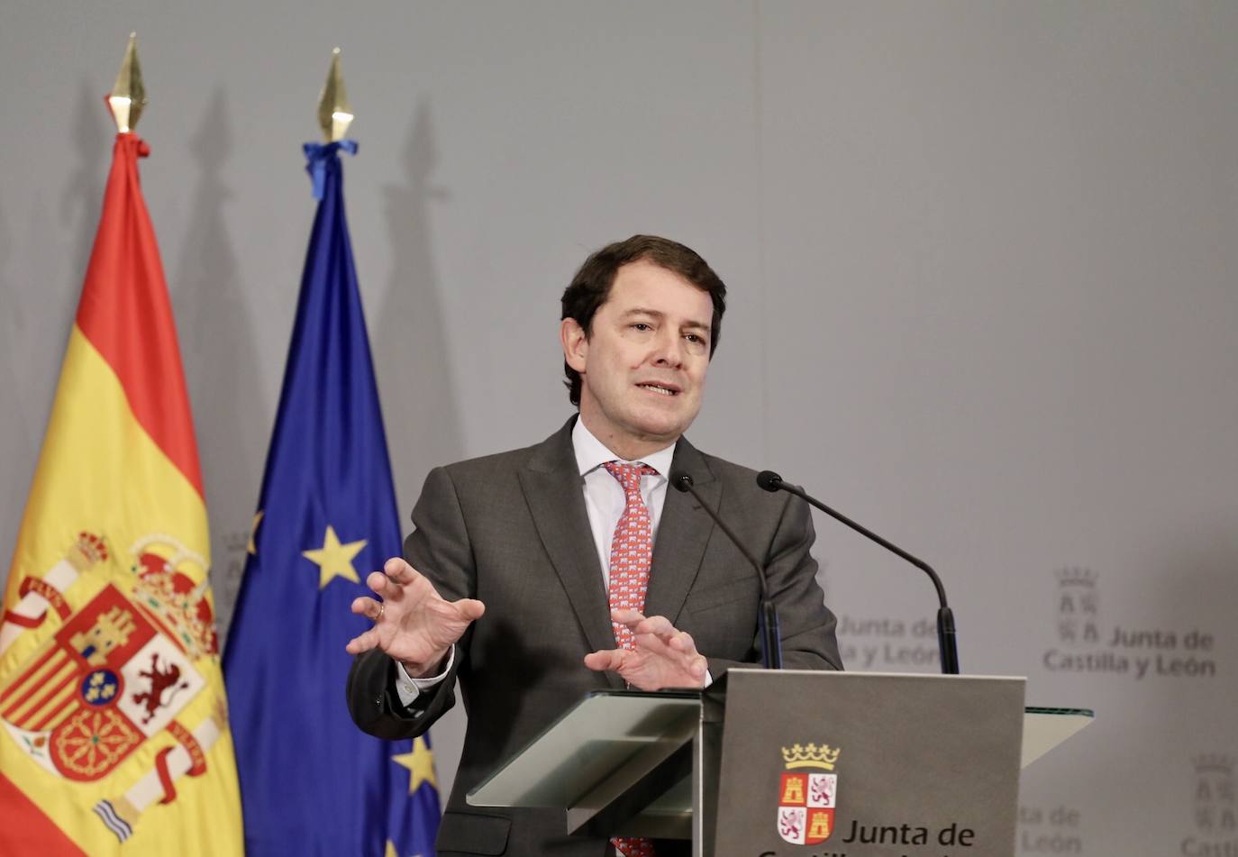 El presidente de la Junta de Castilla y León, Alfonso Fernández Mañueco, informa en rueda de prensa sobre la XXV Conferencia de Presidentes, que se celebra de forma telemática.