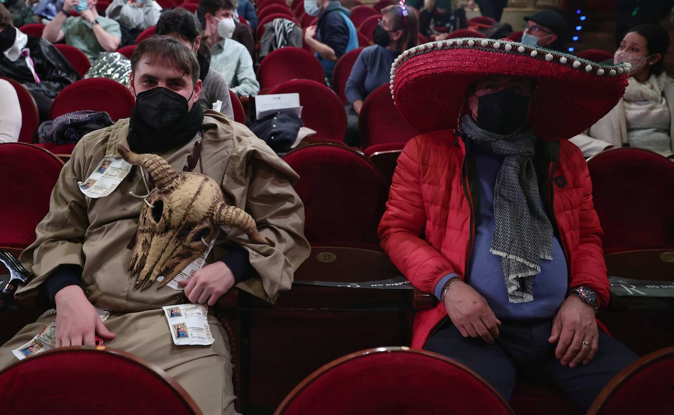 El 'obispo de la lotería' leonés, Juan López, se convierte en protagonista en el Teatro Real después de 'bendecir' los décimos de Doña Manolita | El hostelero responsable del bar Azaila de la capital remarca el «espectacular ambiente» de la jornada. 