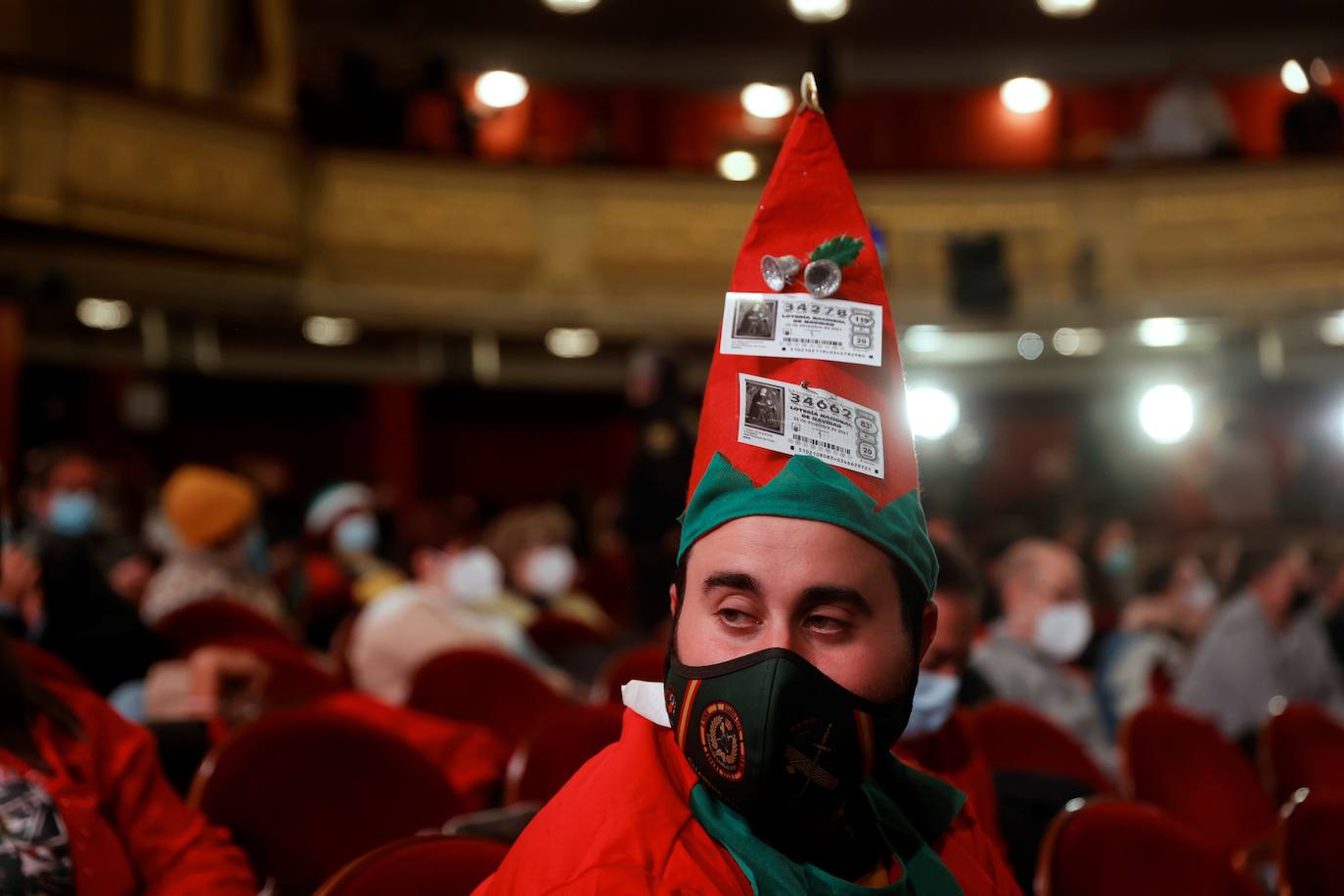 El 'obispo de la lotería' leonés, Juan López, se convierte en protagonista en el Teatro Real después de 'bendecir' los décimos de Doña Manolita | El hostelero responsable del bar Azaila de la capital remarca el «espectacular ambiente» de la jornada. 