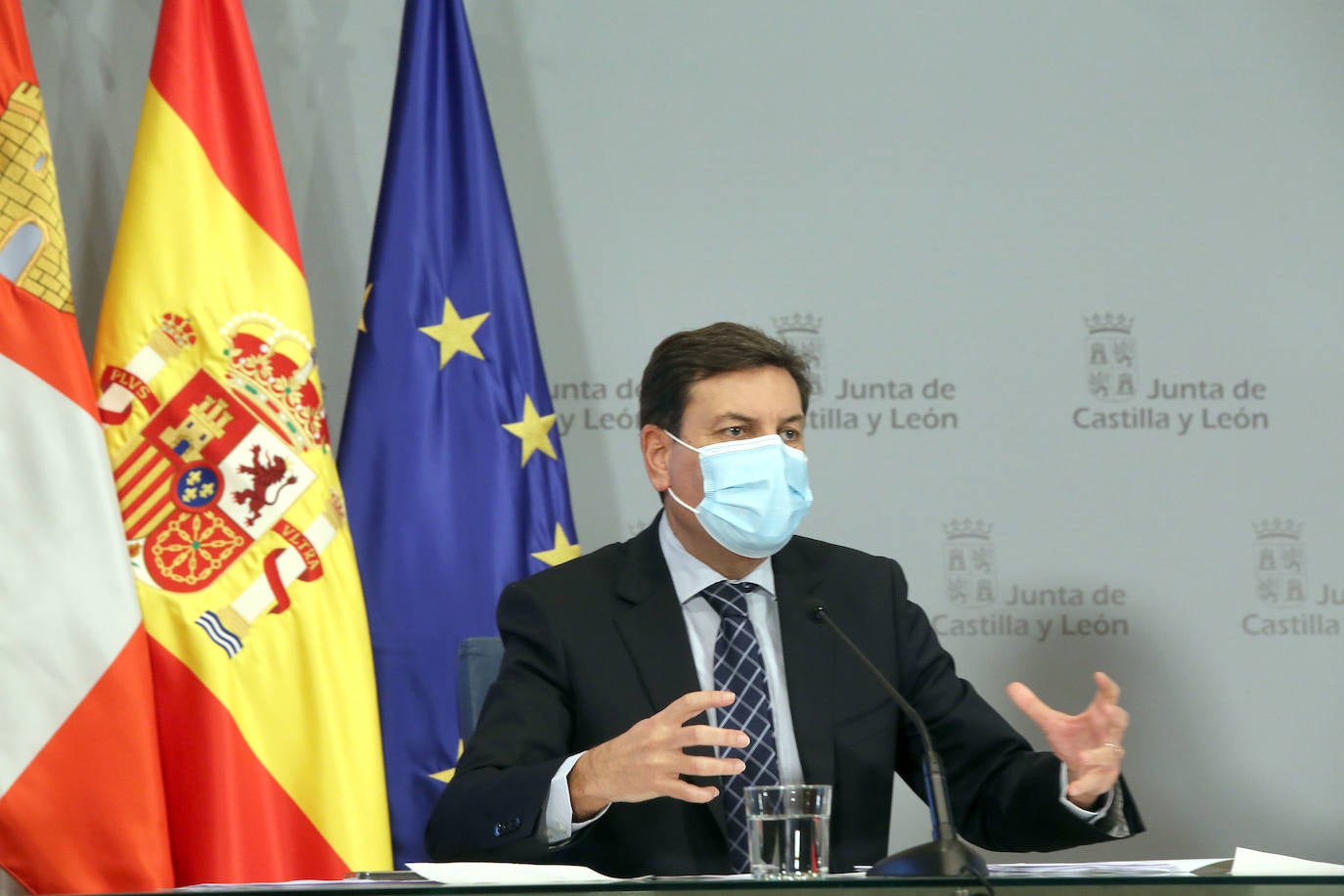 El consejero de Economía y Hacienda y portavoz, Carlos Fernández Carriedo, y la consejera de Familia e Igualdad de Oportunidades, Isabel Blanco, comparecen en rueda de prensa posterior al Consejo de Gobierno.