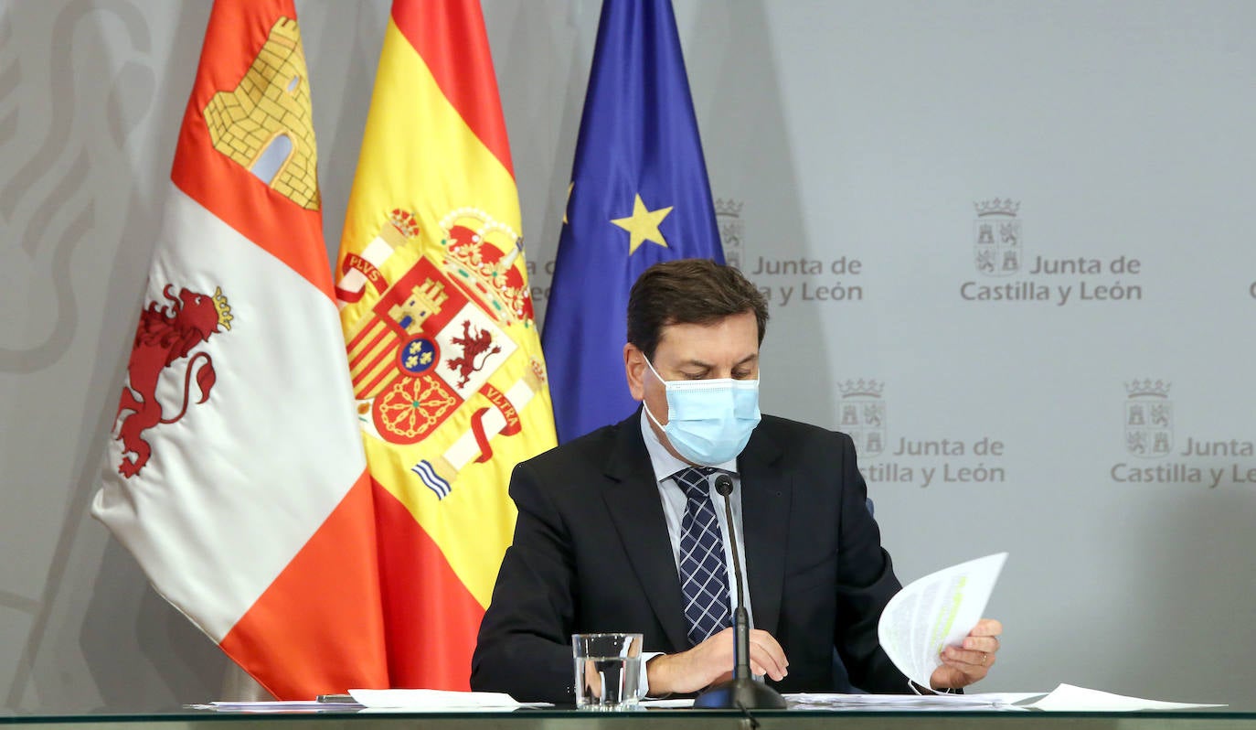 El consejero de Economía y Hacienda y portavoz, Carlos Fernández Carriedo, y la consejera de Familia e Igualdad de Oportunidades, Isabel Blanco, comparecen en rueda de prensa posterior al Consejo de Gobierno.