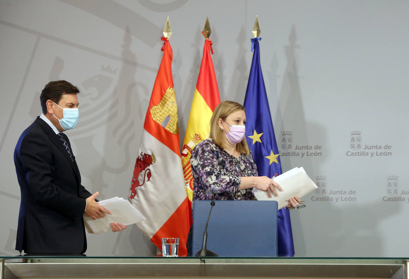 El consejero de Economía y Hacienda y portavoz, Carlos Fernández Carriedo, y la consejera de Familia e Igualdad de Oportunidades, Isabel Blanco, comparecen en rueda de prensa posterior al Consejo de Gobierno.