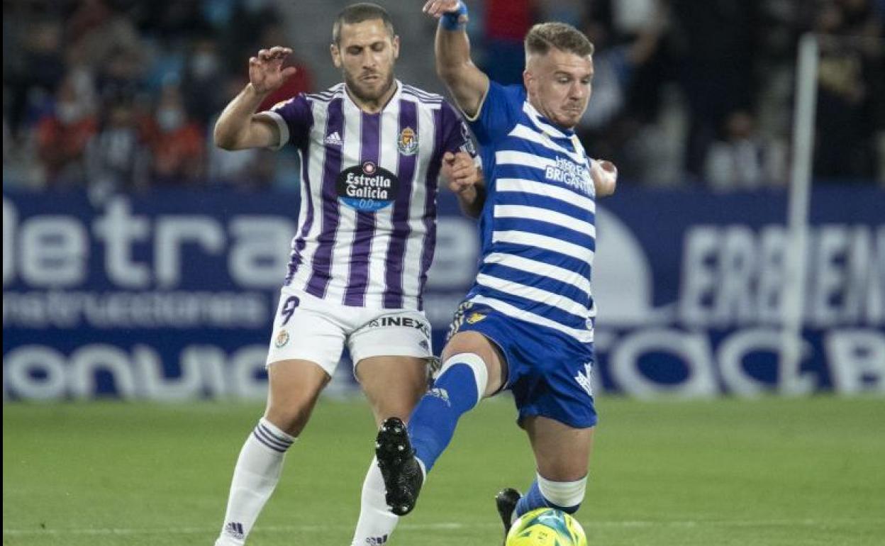 Amo, en una acción defensiva ante Weissmann, del Real Valladolid, es uno de los líderes de la defensa berciana.