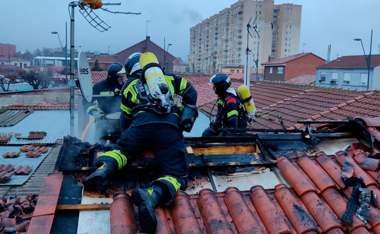 El incendió, según los Bomberos, se desarrolló en la cubierta próxima a la salida de la chimenea.