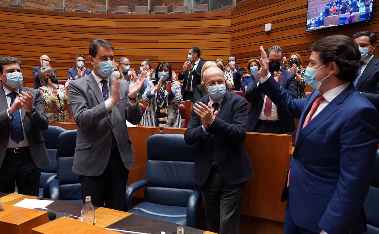 Aplausos a Mañueco en el Pleno de las Cortes tras el debate de la moción. 