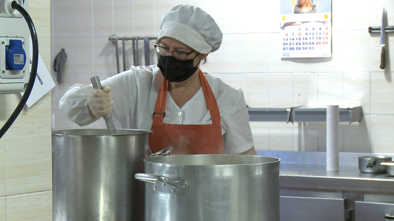 El comedor social de Asleca prepara su tradicional menú de Navidad, que regresa al centro después de no poder hacerlo en el mismo el año pasado por la pandemia