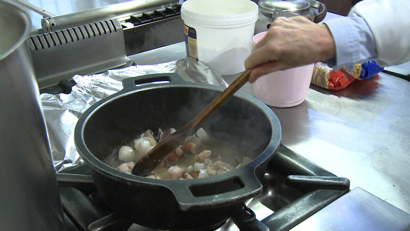 El comedor social de Asleca prepara su tradicional menú de Navidad, que regresa al centro después de no poder hacerlo en el mismo el año pasado por la pandemia