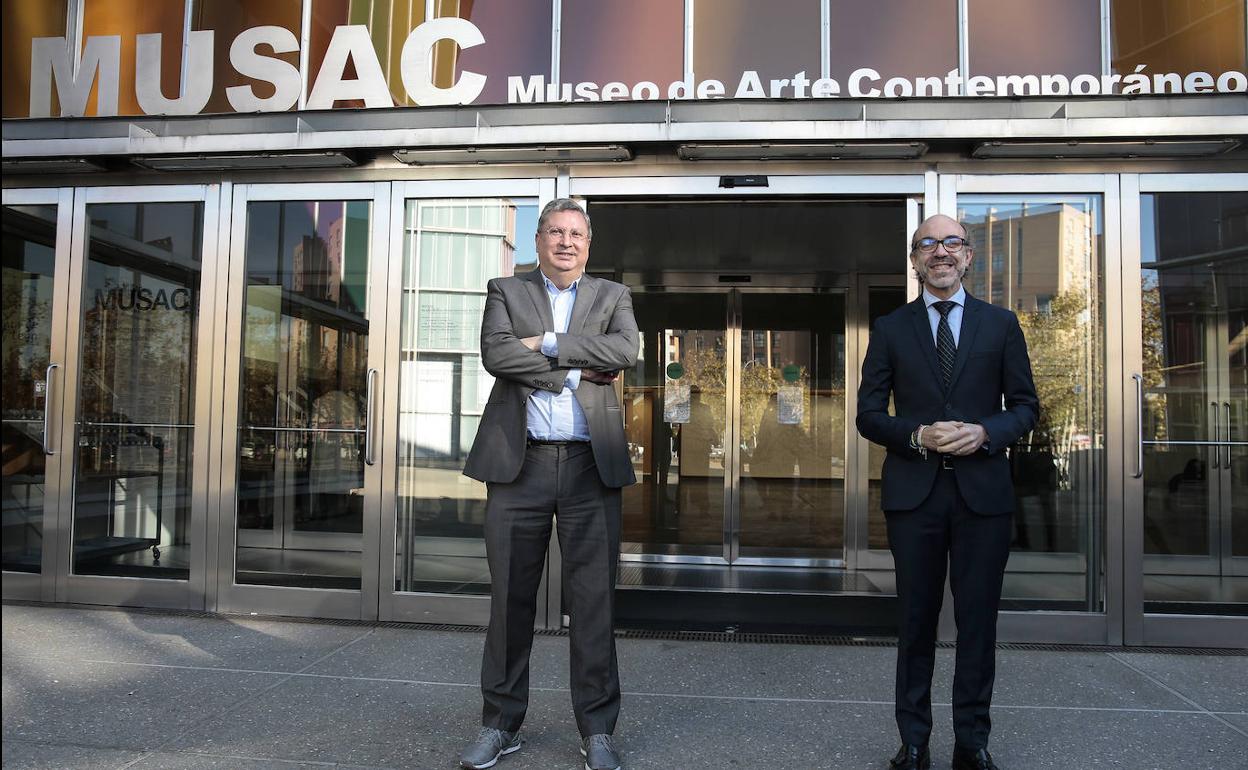 El exconsejero de Cultura y Turismo de la Junta, Javier Ortega, junto al director del Museo de Arte Contemporáneo de Castilla y León (Musac), Álvaro Rodríguez Fominaya.